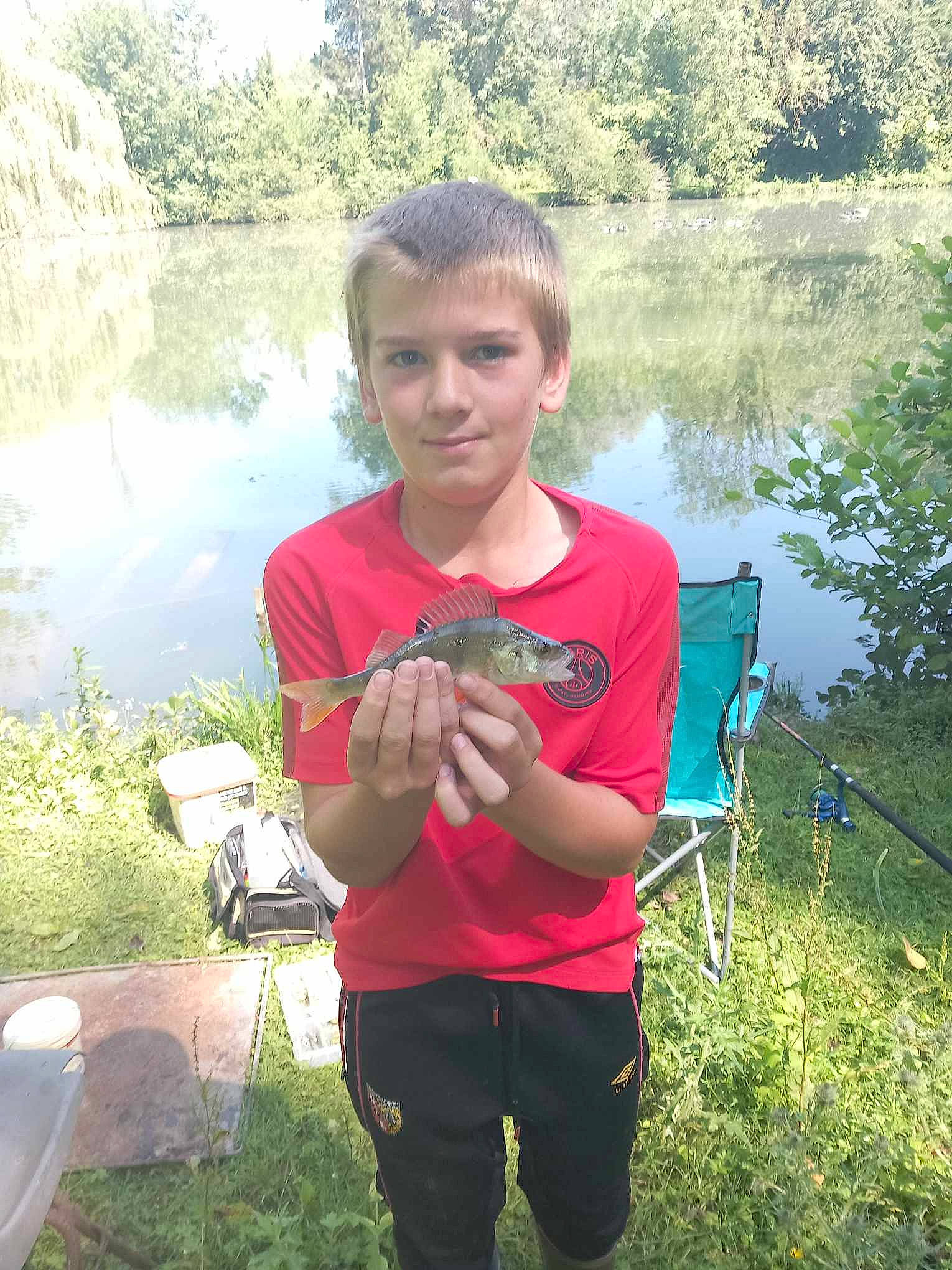Bastien participe au concours pour gagner de l'argent avec cette photo : botany, chair, fish, garden, grass, grassland, joy, lake, leaf, leisure, person, plant, recreation, reservoir, seafood, snake, t_shirt, thumb, tree, vacation