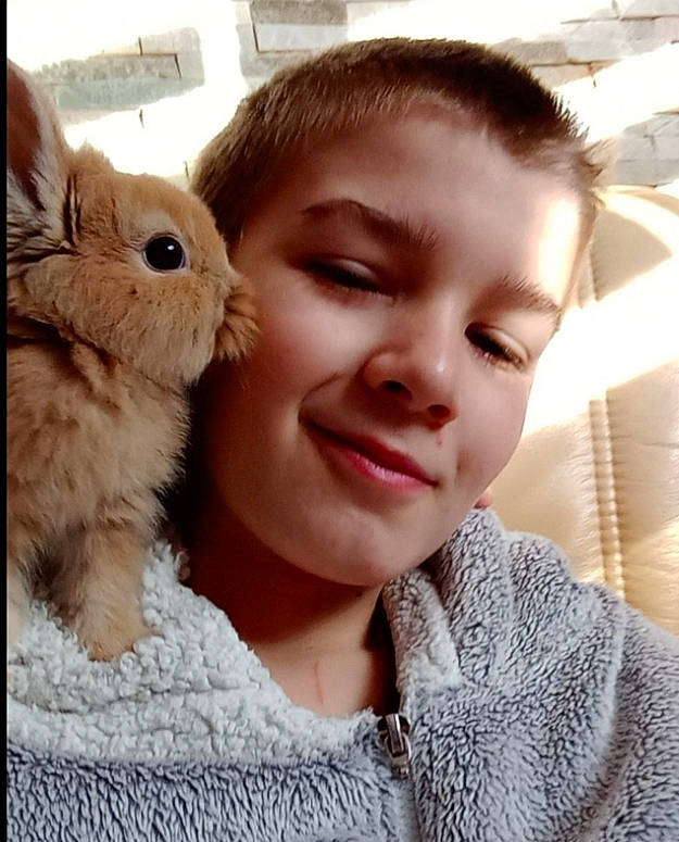 Bastien participe au concours pour gagner de l'argent avec cette photo : domestic_rabbit, ear, event, eye, eyelash, fawn, fur, gesture, happy, hare, human_body, joy, nose, organ, person, rabbit, rabbits_and_hares, rodent, selfie, smile