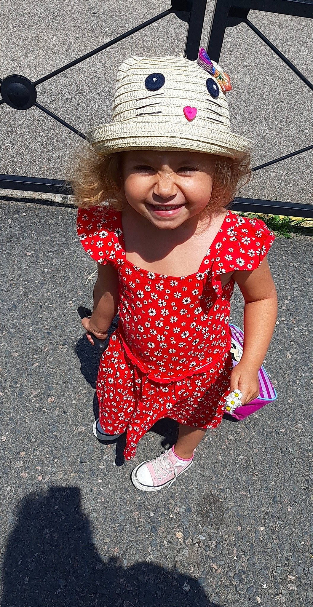 Romane a rejoint le concours — aidez-le/la à gagner de superbes lots ! asphalt, baby_toddler_clothing, cap, child, cool, eye, fun, happy, head, headwear, helmet, joy, leisure, magenta, pattern, person, photograph, pink, public_space, sleeve