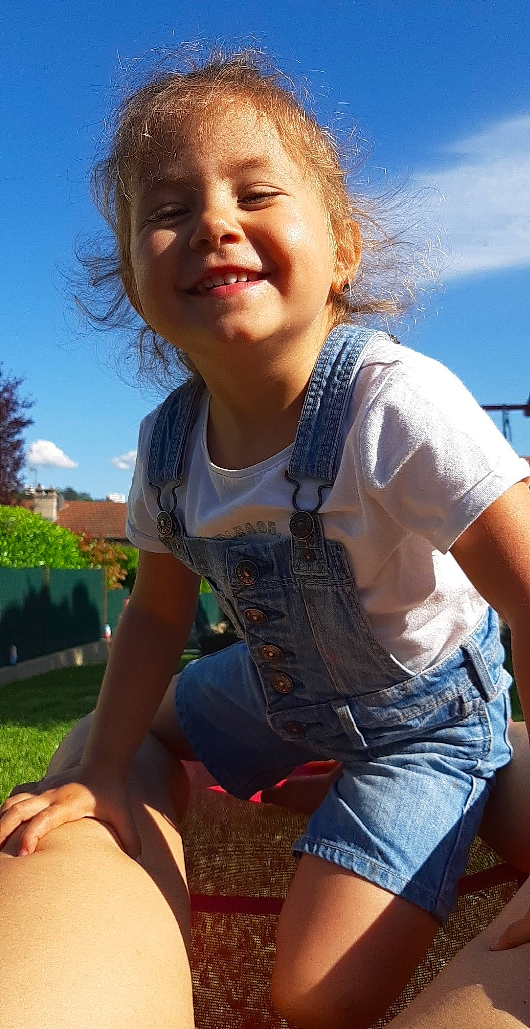 Romane participe au concours pour gagner de l'argent avec cette photo : blue, cool, daytime, facial_expression, flash_photography, grass, hairstyle, happy, iris, jean_short, joy, light, people_in_nature, person, plant, shoulder, sky, smile, standing, sunlight