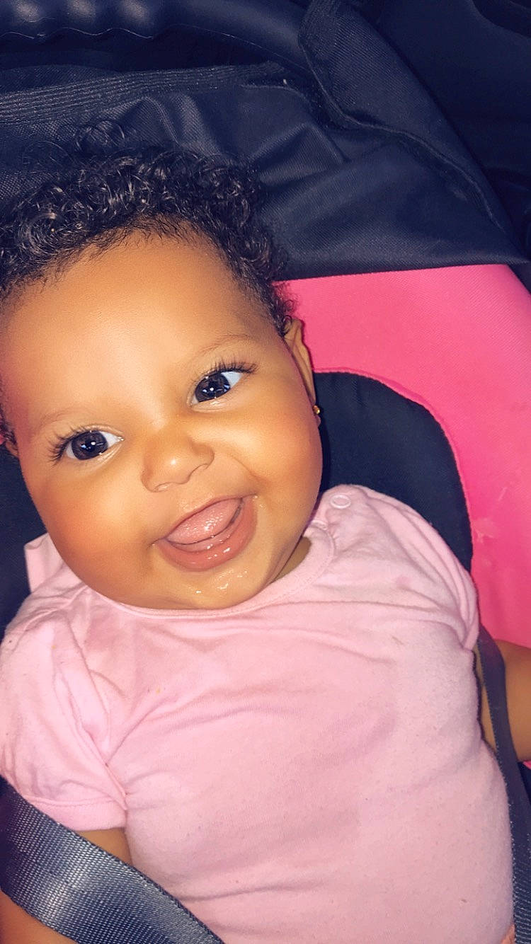 Jasmyn a rejoint le concours — aidez-le/la à gagner de superbes lots ! beauty, black_hair, cheek, child, eye, eyebrow, face, forehead, girl, head, human_hair_color, infant, joy, lip, nose, person, pink, sitting, skin, smile