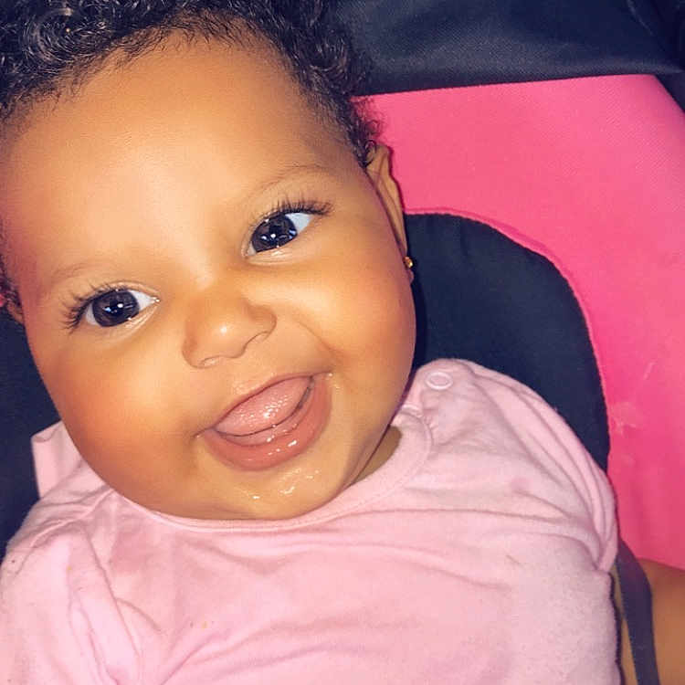Jasmyn a rejoint le concours — aidez-le/la à gagner de superbes lots ! beauty, black_hair, cheek, child, eye, eyebrow, face, forehead, girl, head, human_hair_color, infant, joy, lip, nose, person, pink, sitting, skin, smile