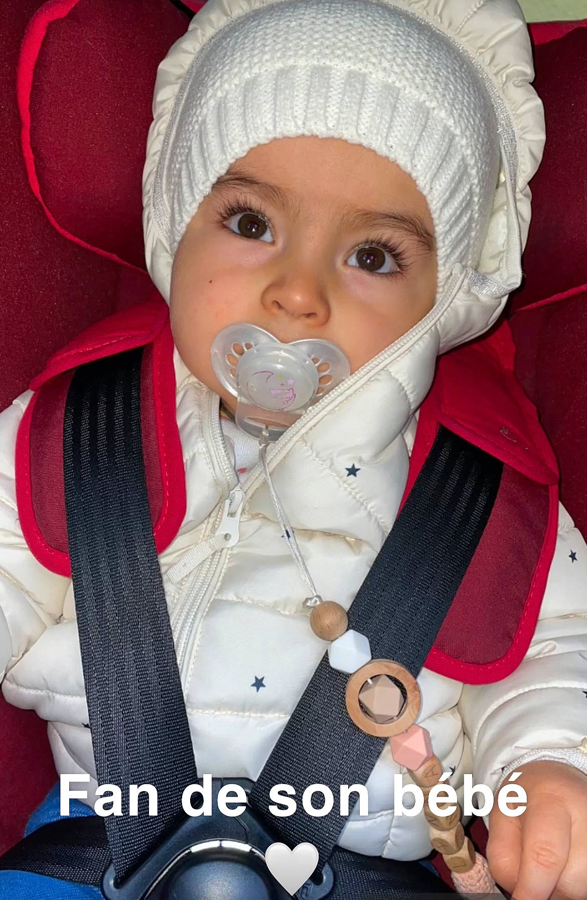 Lynna a rejoint le concours — aidez-le/la à gagner de superbes lots ! baby, baby_carriage, baby_toddler_clothing, bow_tie, cap, cheek, clothing, collar, eye, eyebrow, face, headwear, human_body, jacket, outerwear, person, pink, skin, sleeve, textile