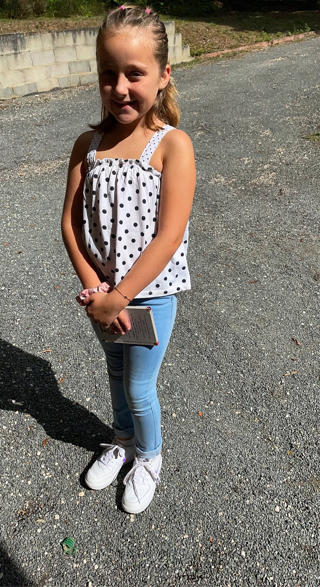 Kessy a rejoint le concours — aidez-le/la à gagner de superbes lots ! arm, asphalt, denim, electric_blue, eyewear, fashion_design, footwear, fun, hair, joy, knee, leg, long_hair, person, plaid, shoe, sleeve, smile, street_fashion, t_shirt