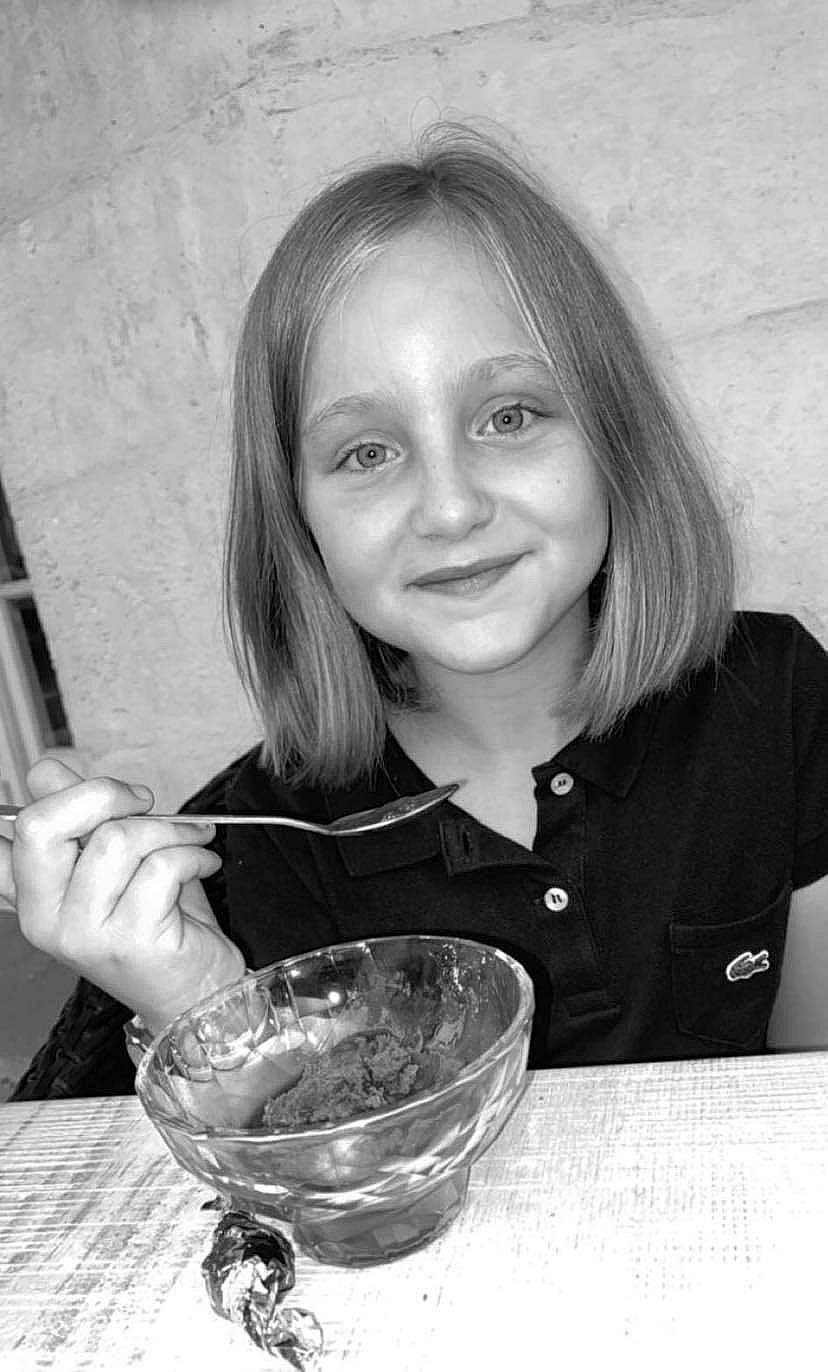 Kessy a rejoint le concours — aidez-le/la à gagner de superbes lots ! black, black_and_white, drinkware, face, food, gesture, joy, kitchen_utensil, martini_glass, monochrome, monochrome_photography, person, plate, serveware, sitting, smile, spoon, stock_photography, style, table