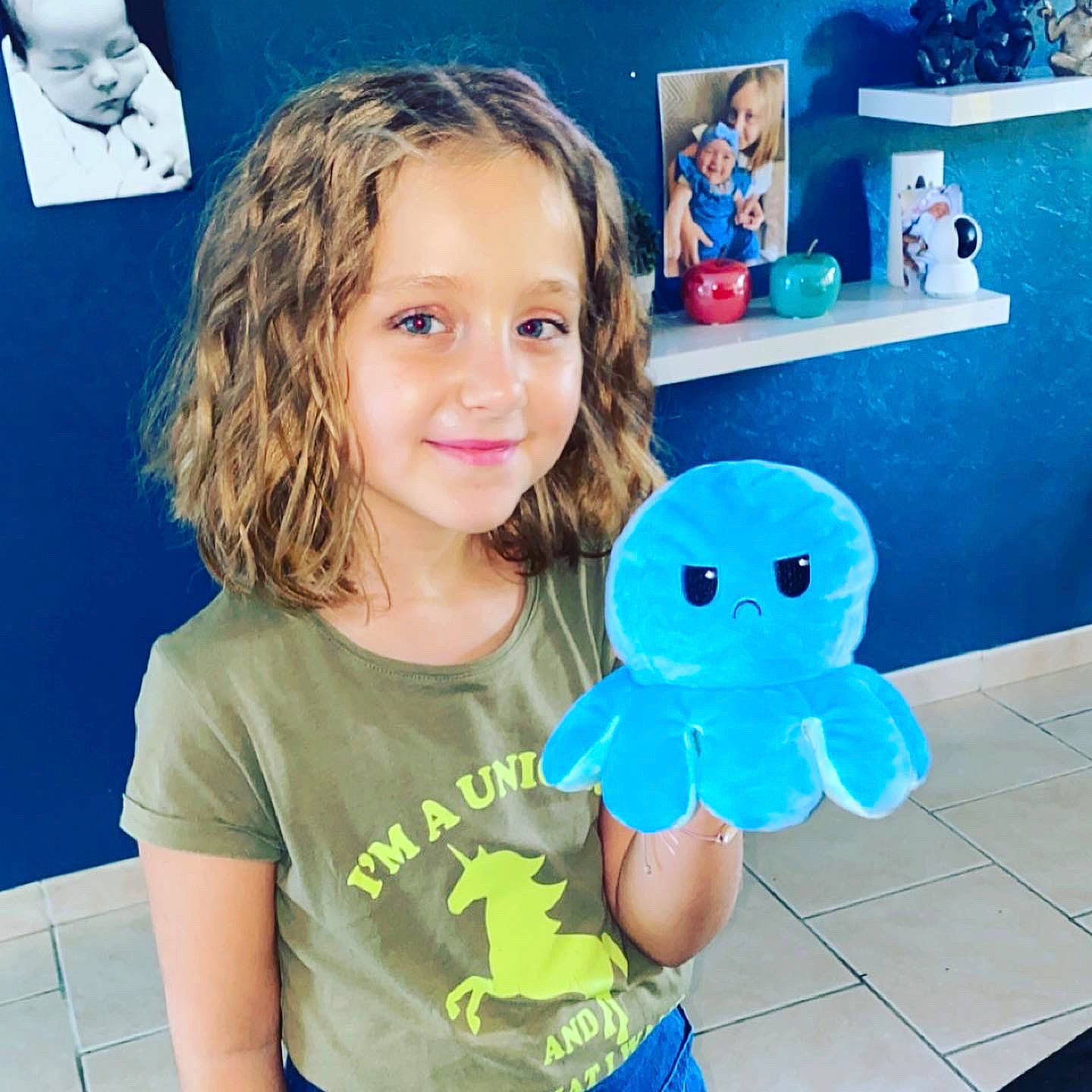 Kessy participe au concours pour gagner de l'argent avec cette photo : azure, baby_toddler_clothing, blue, child, cool, design, electric_blue, fun, happy, headwear, joy, person, play, shelf, sleeve, smile, snapshot, stuffed_toy, t_shirt, thumb