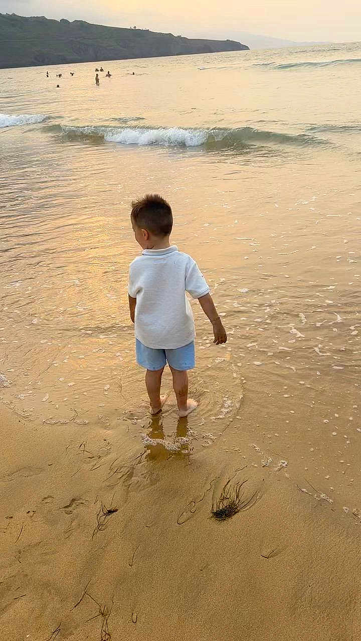 Lisandro a rejoint le concours — aidez-le/la à gagner de superbes lots ! child, beach, sea, water, sand, sunset, shore, waves, ocean, barefoot, boy, nature, coast, sky, outdoor, reflection, shoreline, summer, vacation, person