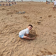 Lisandro a rejoint le concours — aidez-le/la à gagner de superbes lots ! beach, child, sand, ocean, water, waves, people, boy, smile, playing, shore, summer, vacation, casual_clothing, outdoor, sunset, happy, fun, coast, recreation