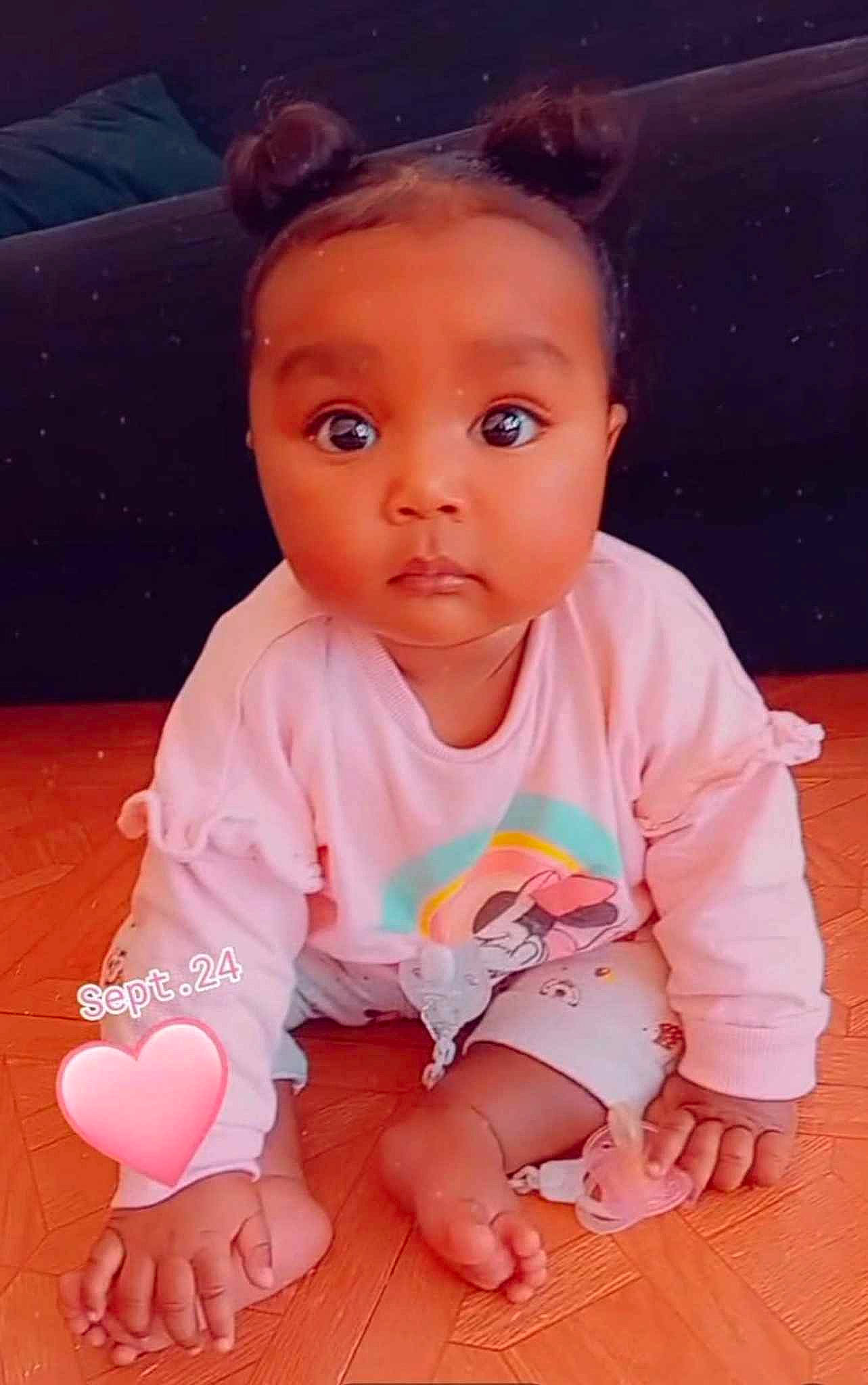 Cataleya a rejoint le concours — aidez-le/la à gagner de superbes lots ! baby, baby_toddler_clothing, cheek, child, eyelash, finger, flooring, fun, happy, human_body, lip, nail, nose, peach, person, pink, sitting, skin, sleeve, thumb