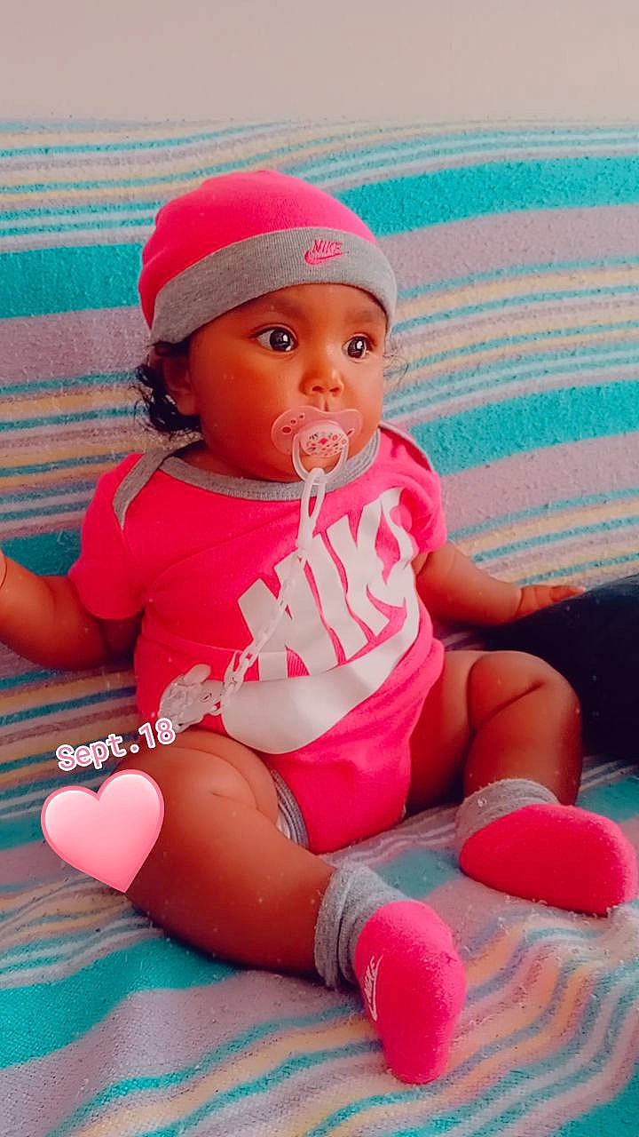 Cataleya participe au concours pour gagner de l'argent avec cette photo : baby, baby_toddler_clothing, cap, cheek, clothing, finger, fun, headwear, human_leg, knee, lap, leg, leisure, magenta, mouth, person, pink, skin, sleeve, summer