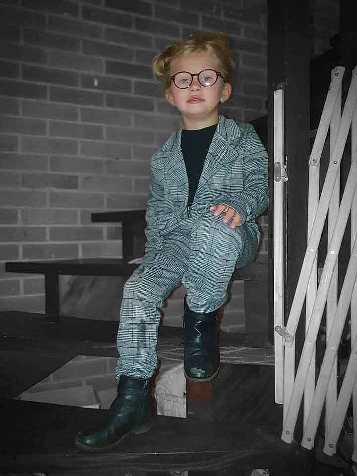 Iliana a rejoint le concours — aidez-le/la à gagner de superbes lots ! black_hair, cool, denim, eyewear, fashion_design, flash_photography, glasses, grey, knee, leg, pattern, person, shoe, sleeve, sneakers, standing, street_fashion, style, thigh, vision_care