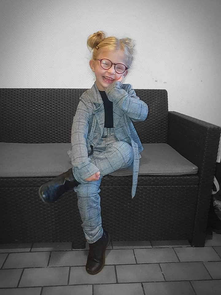 Iliana participe au concours pour gagner de l'argent avec cette photo : boot, brown_hair, denim, electric_blue, eyewear, fashion_design, flash_photography, floor, flooring, footwear, glasses, human_leg, knee, person, scarf, shoe, sitting, smile, street_fashion, vision_care
