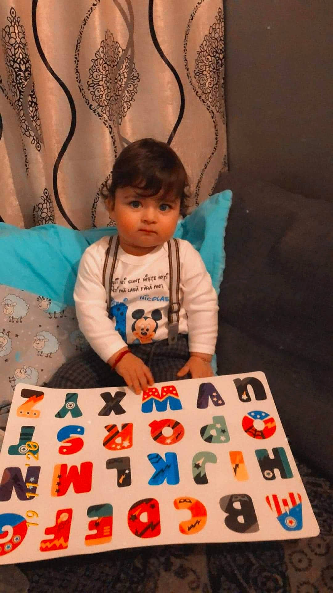 Patrick a rejoint le concours — aidez-le/la à gagner de superbes lots ! baby, baby_toddler_clothing, couch, games, indoor_games_and_sports, interior_design, living_room, person, play, room, tabletop_game