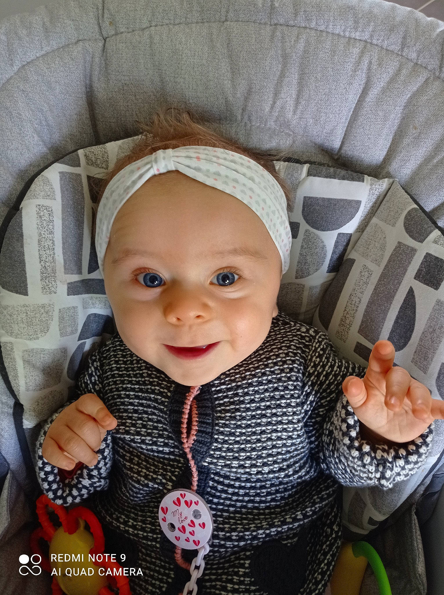 Eleana a rejoint le concours — aidez-le/la à gagner de superbes lots ! baby, baby_carriage, baby_toddler_clothing, cap, car_seat, cheek, child, comfort, eye, gesture, happy, headwear, iris, nose, outerwear, person, product, sitting, skin, sleeve