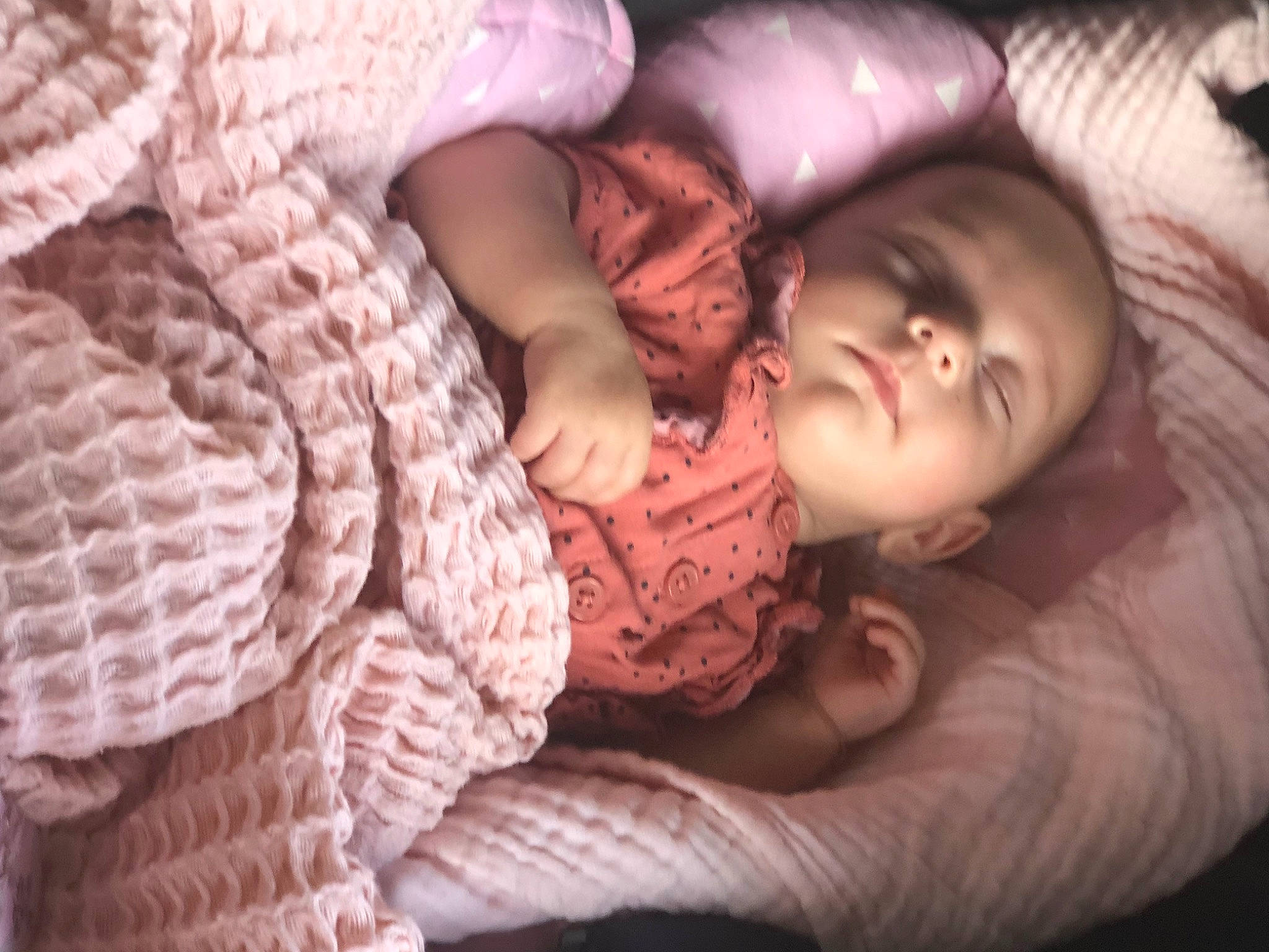 Léonie a rejoint le concours — aidez-le/la à gagner de superbes lots ! arm, baby, baby_sleeping, bed, bedding, bedtime, cheek, child, close_up, comfort, finger, flash_photography, hand, linens, lip, nose, person, pink, skin, textile