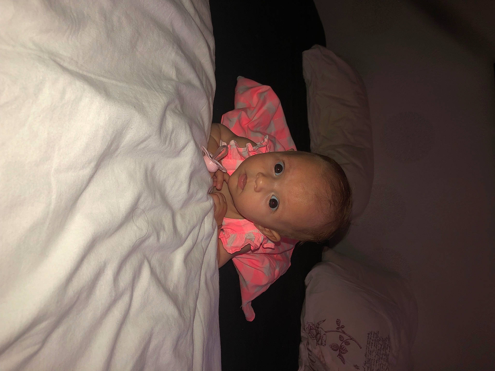 Léonie participe au concours pour gagner de l'argent avec cette photo : arm, baby, baby_products, baby_toddler_clothing, cheek, child, comfort, darkness, elbow, eyebrow, flash_photography, fun, hand, linens, neck, nose, person, sitting, sleeve, toddler