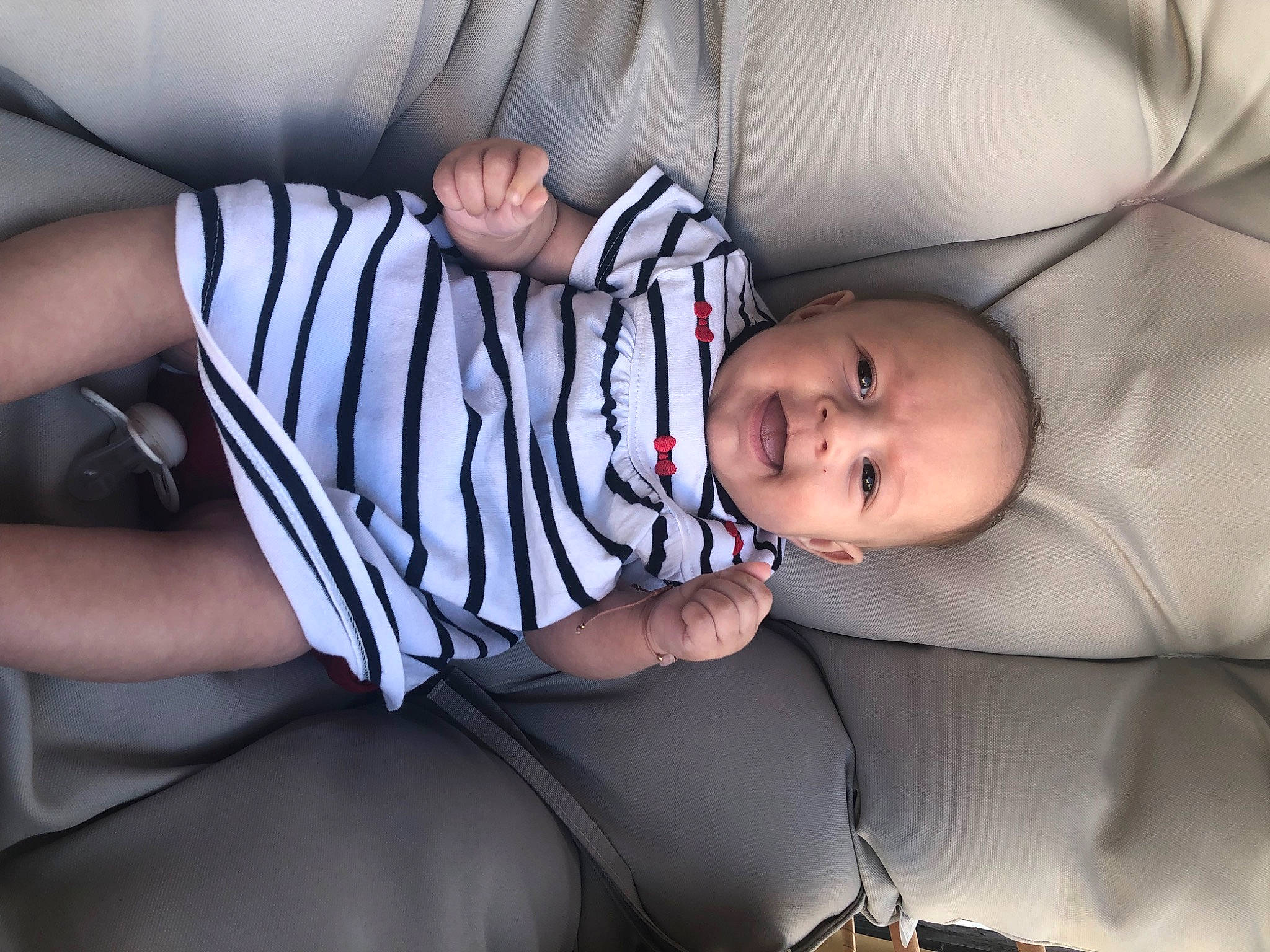 Léonie a rejoint le concours — aidez-le/la à gagner de superbes lots ! arm, baby, baby_toddler_clothing, child, comfort, finger, flash_photography, hat, headgear, human, human_body, lip, mammal, mouth, muscle, person, skin, sleeve, thigh, toddler