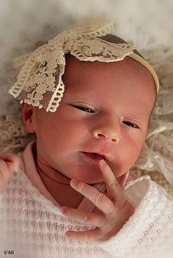 Cloé a rejoint le concours — aidez-le/la à gagner de superbes lots ! baby, baby_toddler_clothing, cheek, child, ear, eye, eyebrow, eyelash, finger, gesture, happy, head, headpiece, iris, lip, mouth, nose, person, skin, smile