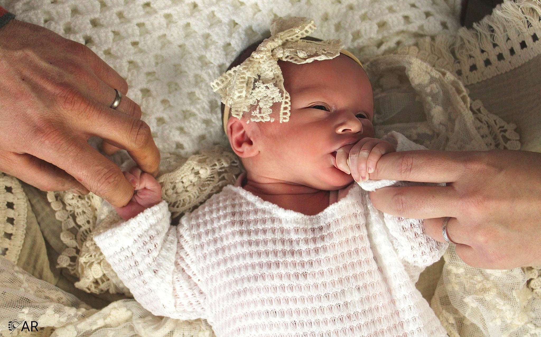 Cloé participe au concours pour gagner de l'argent avec cette photo : baby, baby_toddler_clothing, child, drinkware, eyelash, fashion_accessory, finger, gesture, hand, happy, headpiece, jewellery, nail, pattern, person, skin, sleeve, tableware, thumb, toddler