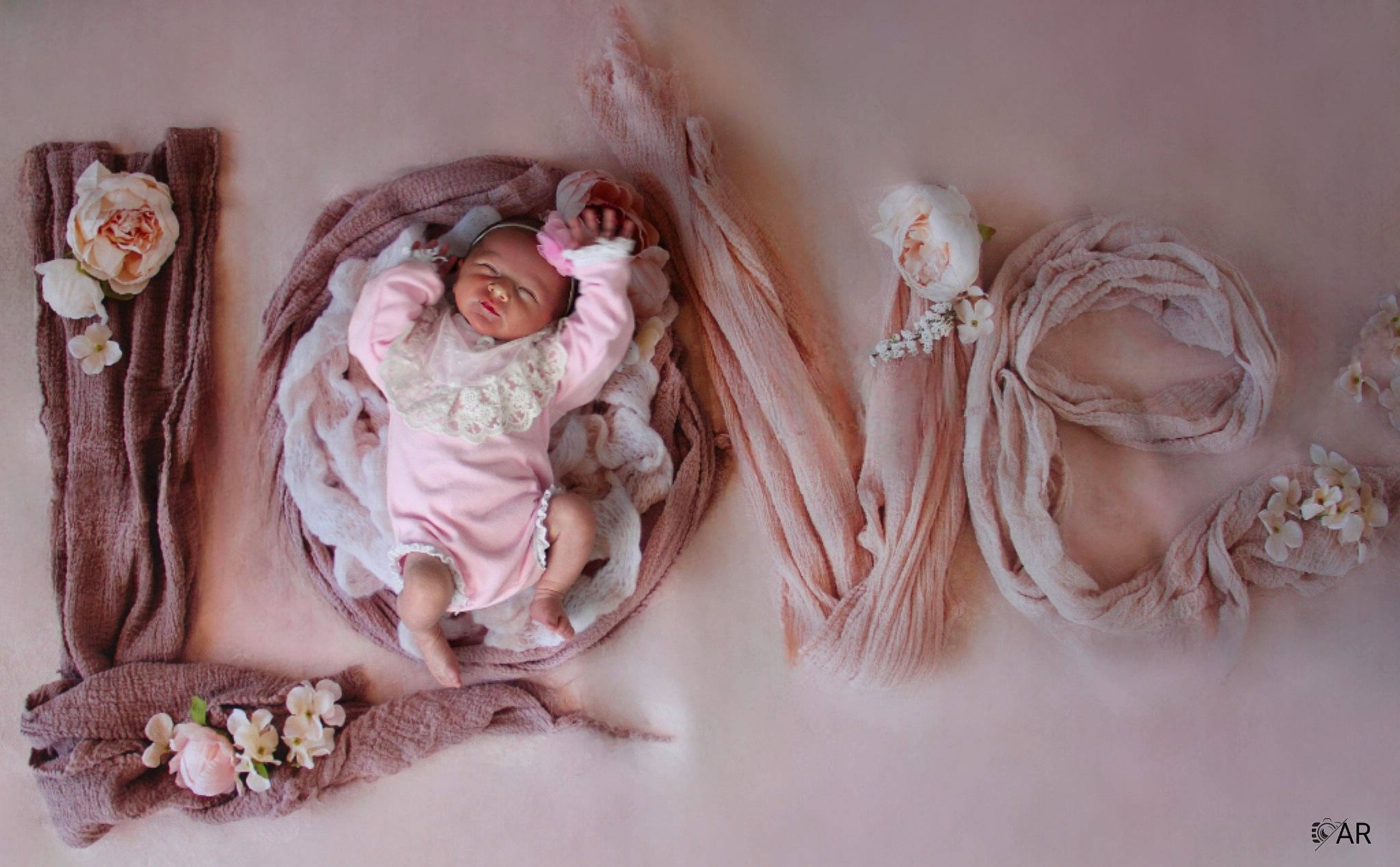 Cloé a rejoint le concours — aidez-le/la à gagner de superbes lots ! arm, bridal_accessory, cut_flowers, doll, dress, embellishment, eyelash, fashion_accessory, flower, fur, hair_accessory, headpiece, human_body, jewellery, peach, person, petal, pink, plant, toy