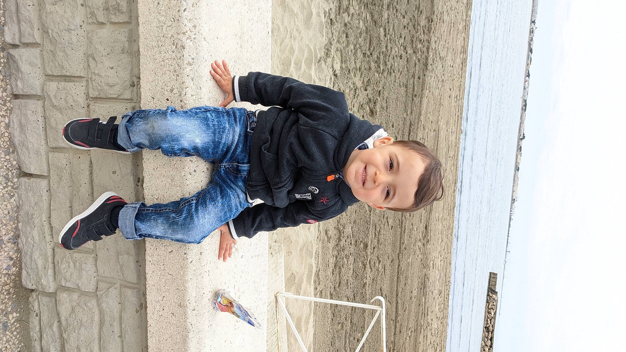 Valentin participe au concours pour gagner de l'argent avec cette photo : azure, child, denim, electric_blue, fun, happy, human_leg, jeans, joy, leisure, pattern, person, smile, standing, street_fashion, textile, toddler, tree, walking_shoe, water