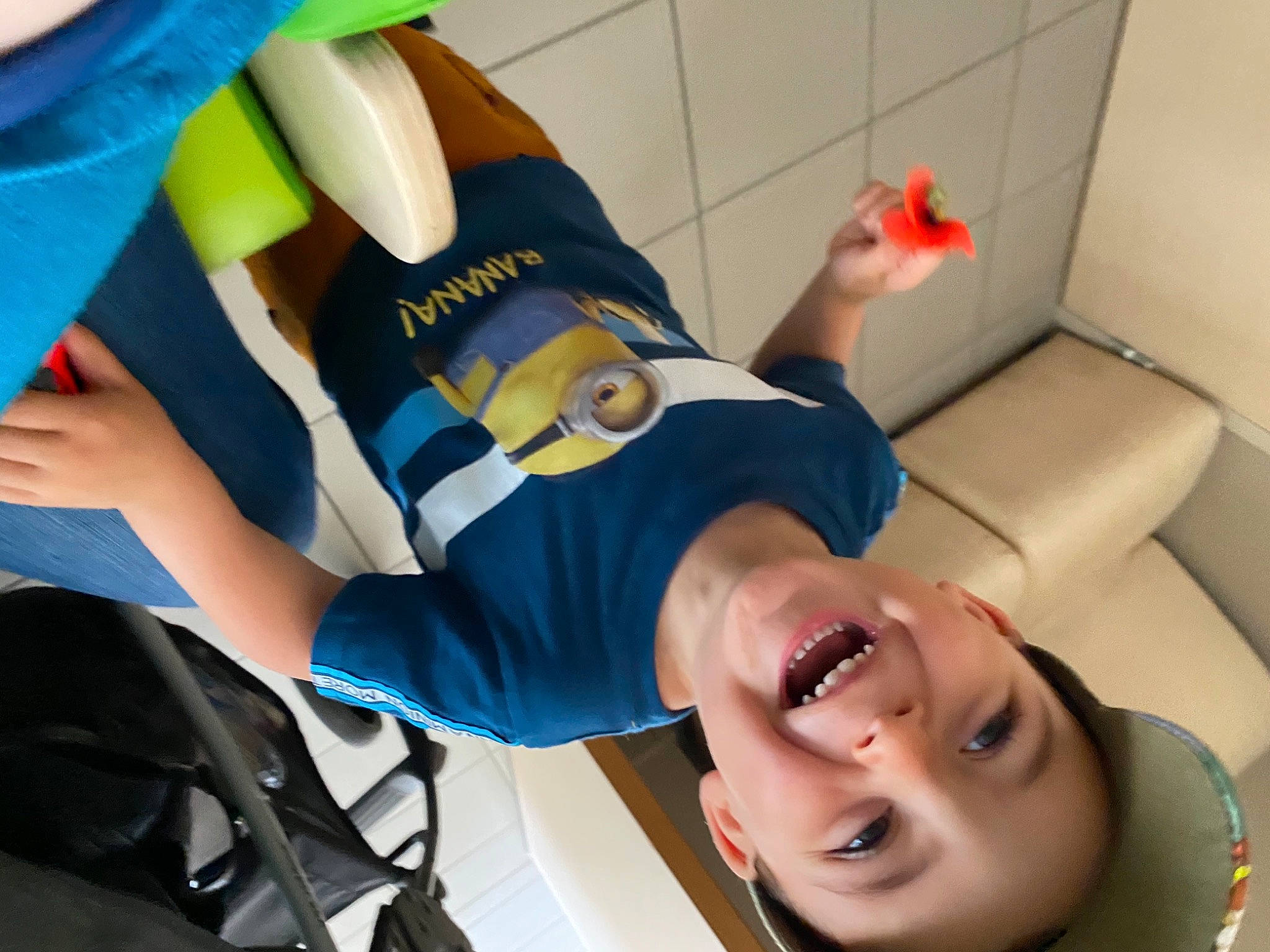 Valentin a rejoint le concours — aidez-le/la à gagner de superbes lots ! chair, elbow, eyewear, finger, fun, gesture, happy, human_leg, joint, knee, leisure, mouth, nail, people, person, room, smile, sportswear, t_shirt, thigh