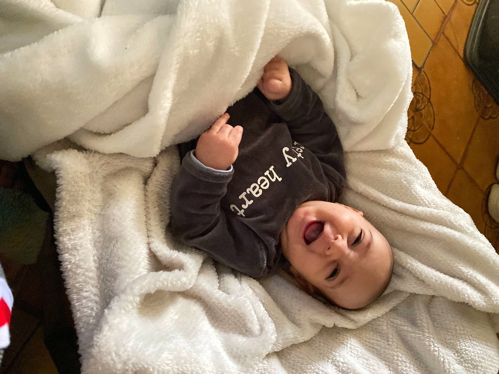 Yanis participe au concours pour gagner de l'argent avec cette photo : arm, baby, baby_products, baby_sleeping, baby_toddler_clothing, bedding, child, comfort, facial_expression, fur, gesture, linens, mammal, person, product, room, sitting, skin, smile, thumb