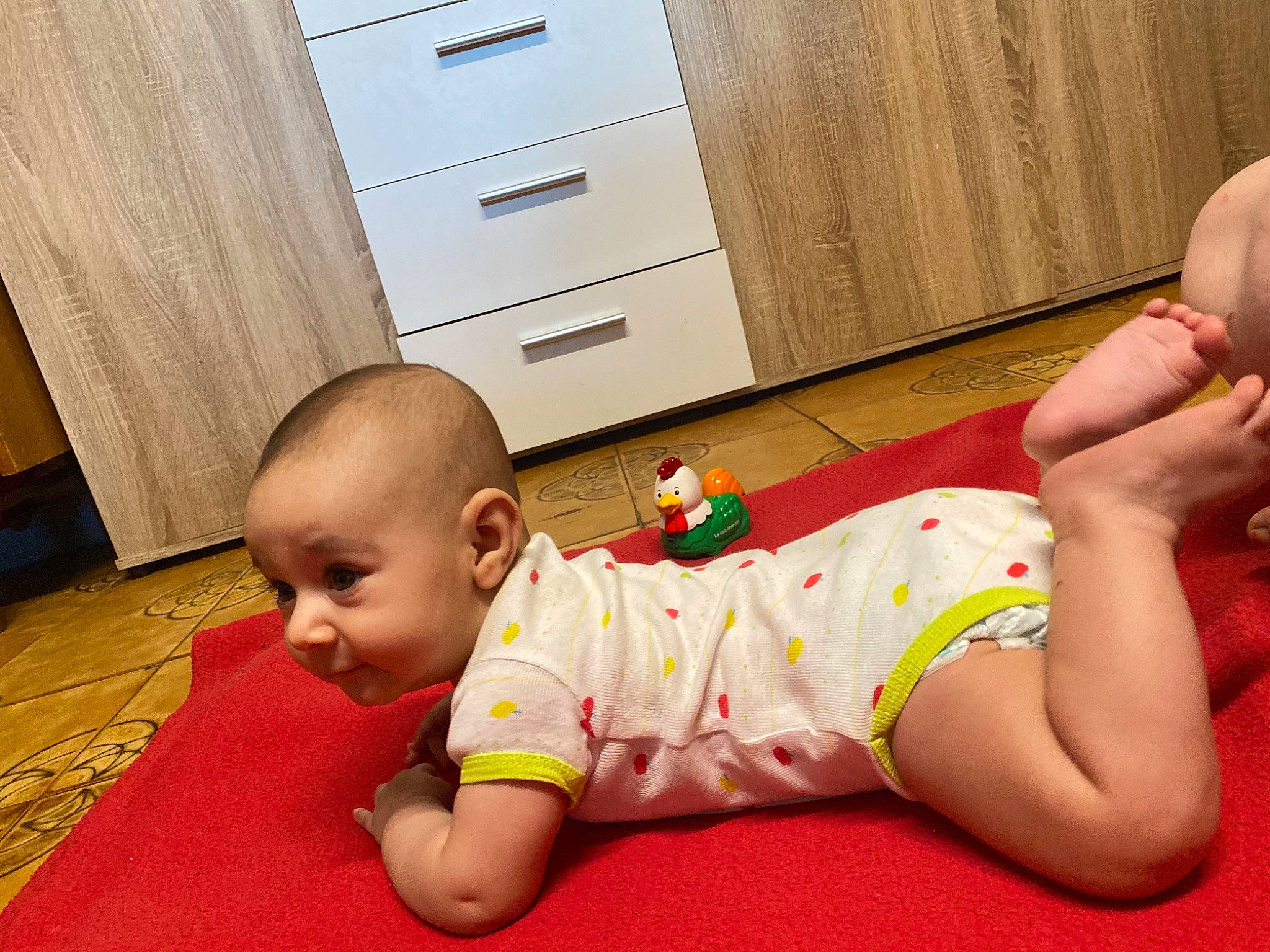 Yanis a rejoint le concours — aidez-le/la à gagner de superbes lots ! baby, cabinetry, comfort, drawer, finger, floor, flooring, head, human_body, joint, knee, leg, mammal, mouth, orange, person, skin, thigh, vertebrate, wood