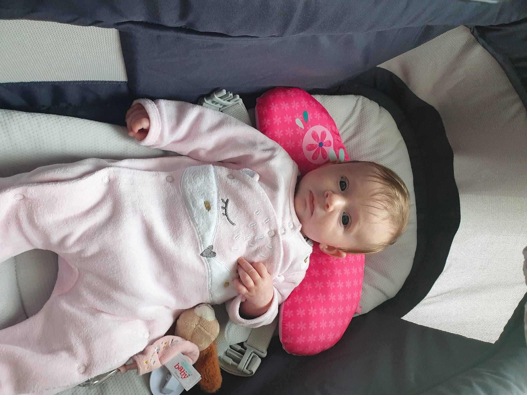 Valentina participe au concours pour gagner de l'argent avec cette photo : baby, baby_carriage, baby_products, baby_safety, baby_toddler_clothing, bedtime, cheek, child, comfort, eye, head, linens, nap, person, product, room, sitting, sleep, textile, toddler