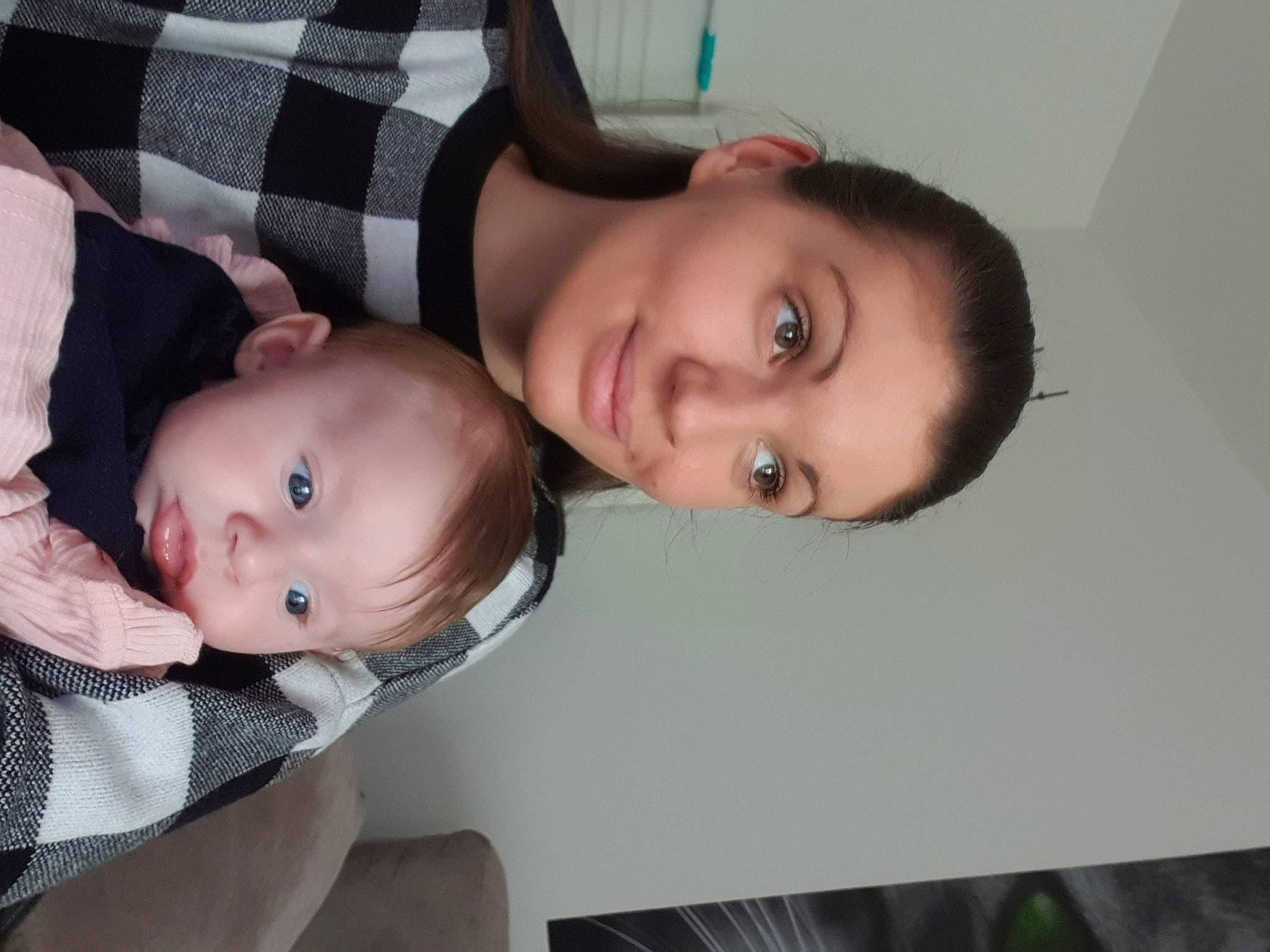 Valentina a rejoint le concours — aidez-le/la à gagner de superbes lots ! baby_toddler_clothing, black_hair, cheek, chest, child, comfort, eyelash, facial_expression, fun, happy, iris, joy, lip, mouth, nose, pattern, person, skin, tartan, toddler