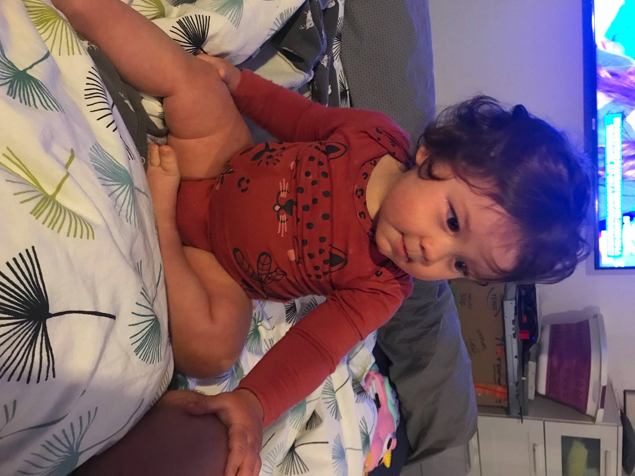 Naia participe au concours pour gagner de l'argent avec cette photo : arm, baby, black_hair, chest, elbow, eye, fun, happy, human, human_body, joint, mouth, muscle, person, shoulder, skin, smile, television, thigh, toddler