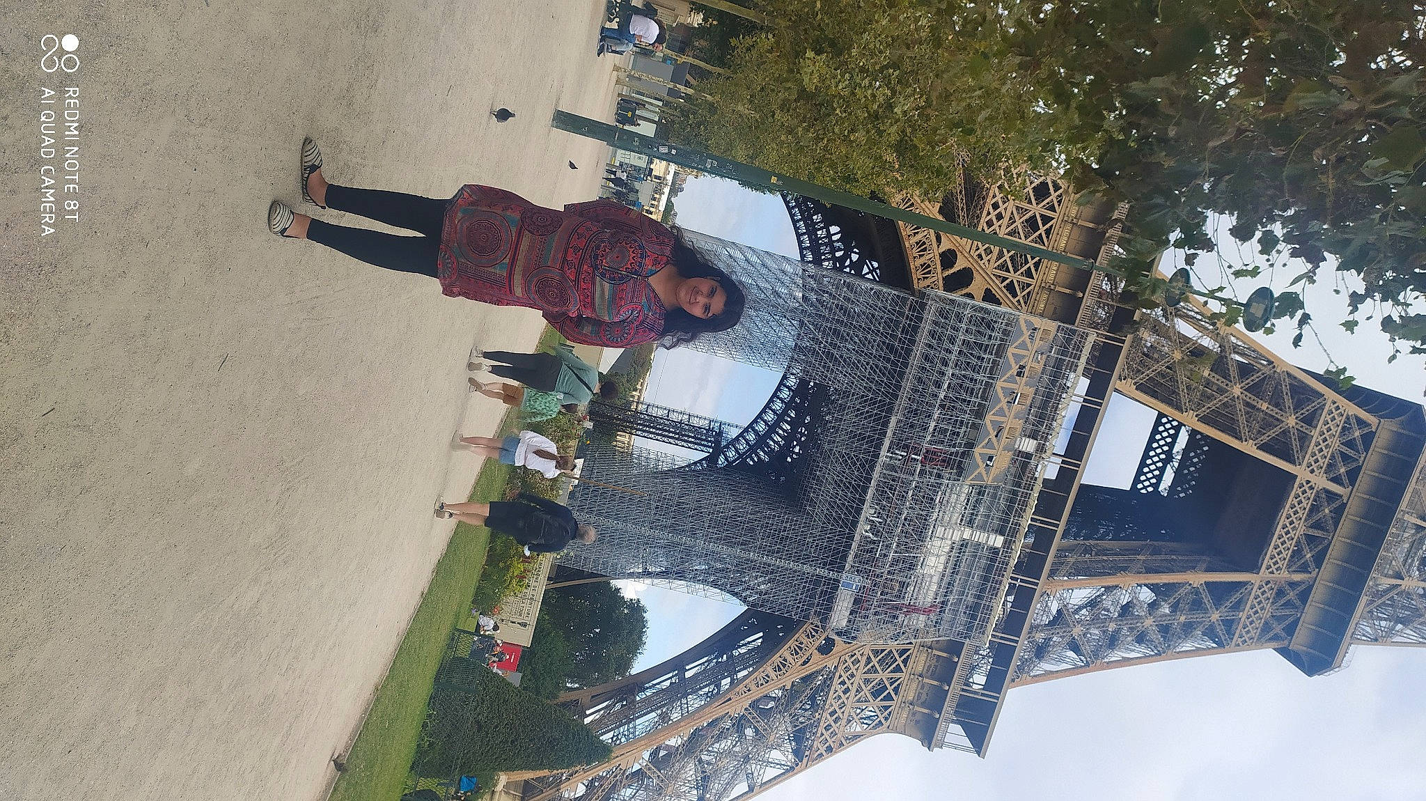 Amina a rejoint le concours — aidez-le/la à gagner de superbes lots ! composite_material, facade, fun, joy, leisure, line, mixed_use, pedestrian, person, reflection, sky, smile, tree, urban_design, world