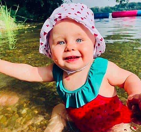 Léa a rejoint le concours — aidez-le/la à gagner de superbes lots ! baby, cap, cheek, child, child_model, cool, facial_expression, fashion_accessory, fun, happy, hat, headgear, headwear, laugh, person, pink, play, product, skin, smile