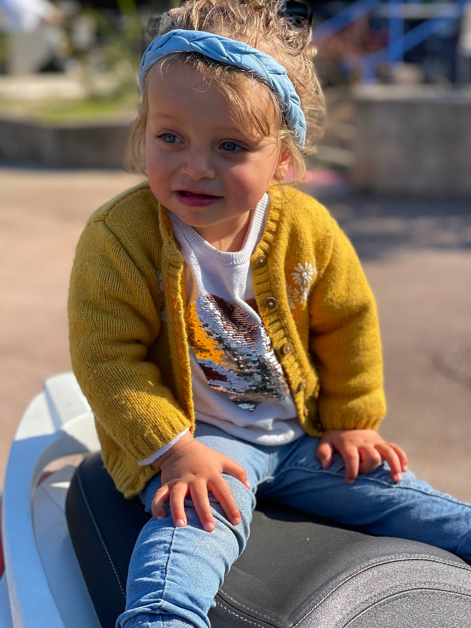 Lana a rejoint le concours — aidez-le/la à gagner de superbes lots ! beauty, child, clothing, eye, face, facial_expression, fun, grass, hairstyle, happy, head, headwear, human, jeans, leisure, person, photograph, skin, smile, summer