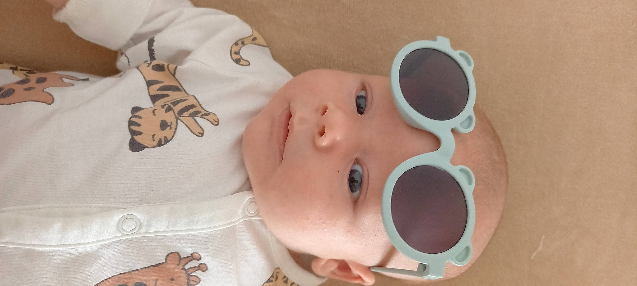 Léo participe au concours pour gagner de l'argent avec cette photo : baby, baby_products, baby_safety, baby_toddler_clothing, cheek, child, drinkware, eyebrow, eyelash, eyewear, headgear, headwear, nose, person, personal_protective_equipment, product, room, serveware, shelf, skin