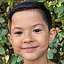 Tao a rejoint le concours — aidez-le/la à gagner de superbes lots ! boy, casual_clothing, child, cute, daylight, expression, eyebrows, face, greenery, hair, happy, headshot, leaves, nature, outdoor, person, portrait, skin, smile, young