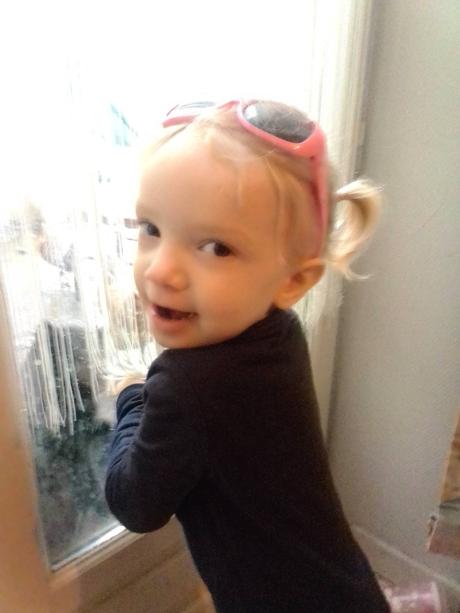 Cassandra participe au concours pour gagner de l'argent avec cette photo : baby, baby_toddler_clothing, cheek, child, eyewear, fun, gesture, glass, goggles, happy, person, personal_protective_equipment, room, sleeve, smile, suit, sunglasses, t_shirt, thumb, toddler