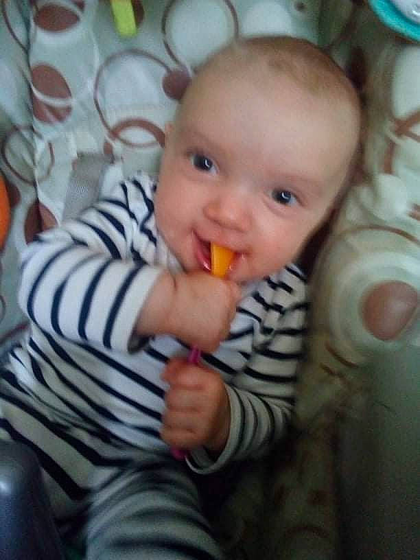 Cassandra participe au concours pour gagner de l'argent avec cette photo : baby, baby_products, baby_toddler_clothing, cheek, child, eye, eyebrow, finger, fun, happy, iris, lip, mouth, nose, person, sitting, skin, sleeve, smile, thumb