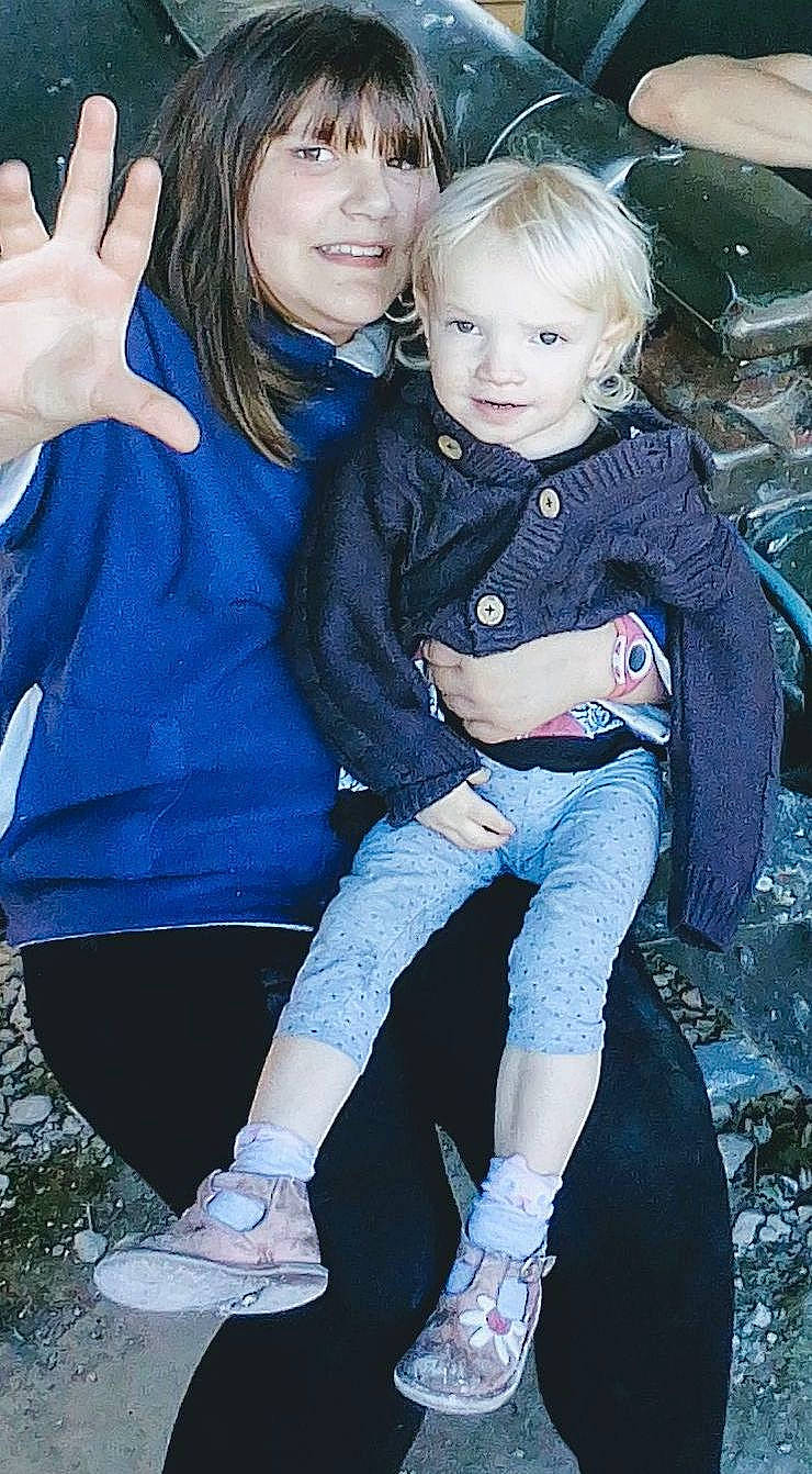 Kathy participe au concours pour gagner de l'argent avec cette photo : arm, azure, black, blue, facial_expression, hair, hairstyle, hand, head, human, human_body, joy, leg, organ, outerwear, person, photograph, product, shoe, skin