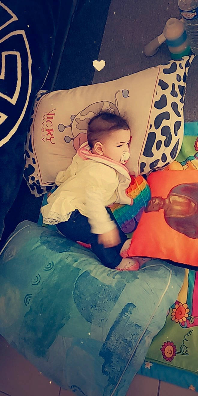 Louna participe au concours pour gagner de l'argent avec cette photo : arm, baby_toddler_clothing, birthday, chair, child, cool, eye, face, fun, happy, head, leisure, pattern, person, play, recreation, room, sitting, t_shirt, toddler