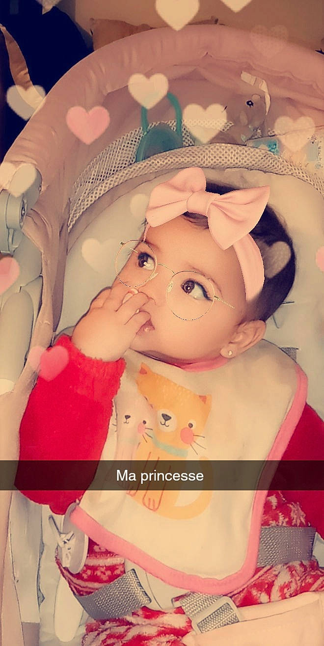 Louna participe au concours pour gagner de l'argent avec cette photo : animated_cartoon, art, baby, cheek, doll, eye, eyebrow, eyelash, fictional_character, gesture, happy, head, human_body, illustration, nose, peach, person, pink, sweetness, textile