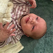 Elena a rejoint le concours — aidez-le/la à gagner de superbes lots ! baby, infant, newborn, face, hand, tongue_out, striped_sweater, knitwear, blanket, fur_blanket, green_bedspread, lying_down, smiling, portrait, soft_texture, cute, cheek, eyes, skin, indoors