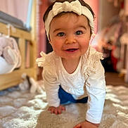 Thaïs a rejoint le concours — aidez-le/la à gagner de superbes lots ! baby, carpet, child, crawling, cute, focus, furniture, happy, headband, home, indoor, infant, person, portrait, room, smiling, soft_light, toy, warm, white_clothing