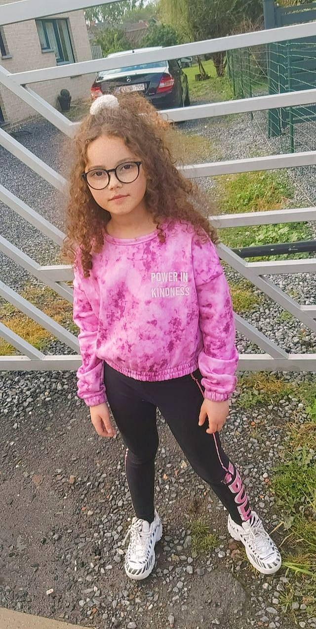 Zaynab participe au concours pour gagner de l'argent avec cette photo : active_pants, cool, eyewear, glasses, grass, happy, knee, leisure, magenta, pattern, person, pink, plant, recreation, sleeve, sportswear, street_fashion, t_shirt, thigh, vision_care