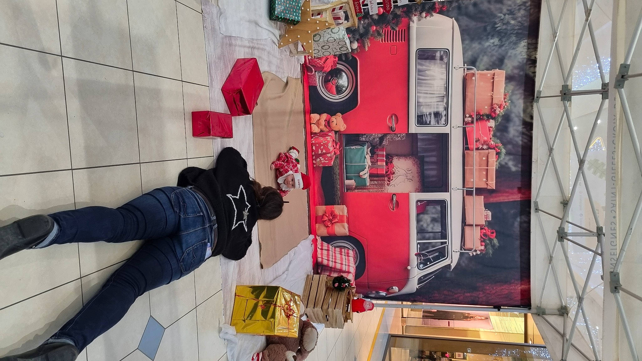 Iris a rejoint le concours — aidez-le/la à gagner de superbes lots ! art, carmine, collection, facade, flooring, font, machine, pattern, room, shelving, street, t_shirt, visual_arts, wood