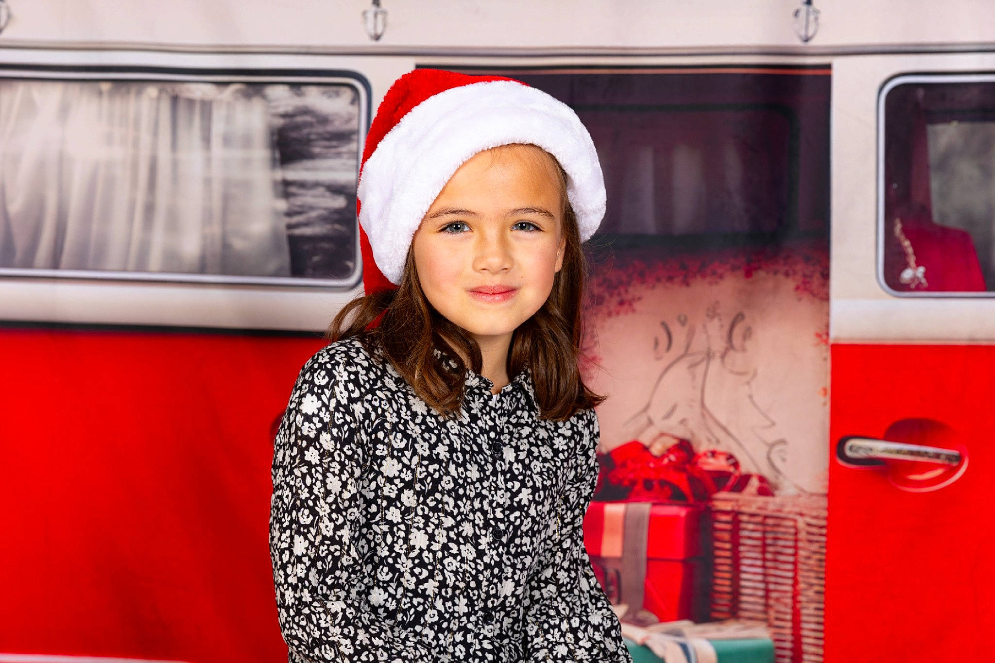 Mia participe au concours pour gagner de l'argent avec cette photo : beauty, child, event, fashion, fun, happy, headwear, holiday, human_body, joy, laugh, leisure, magenta, motor_vehicle, person, pink, red, room, sleeve, smile