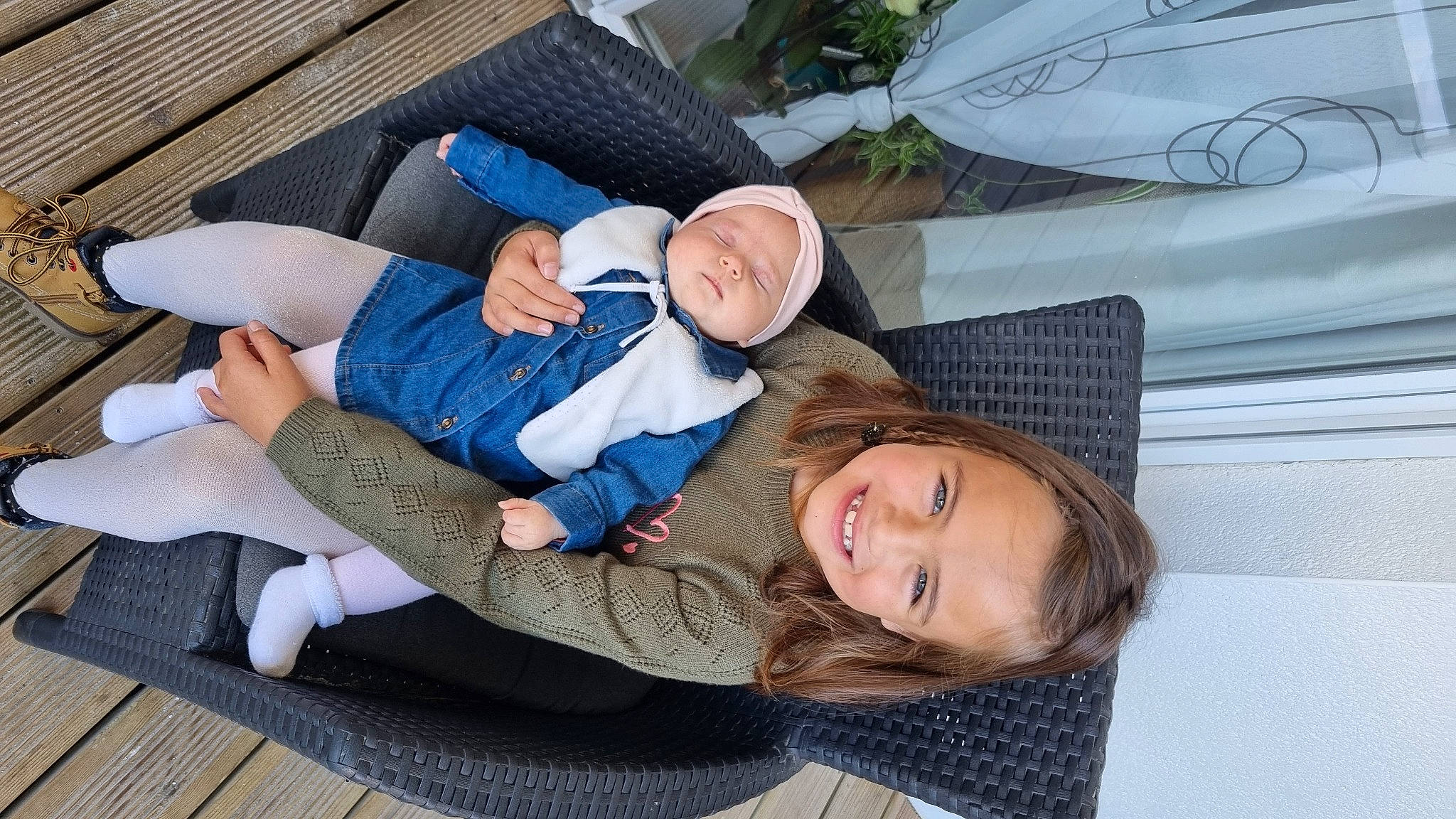 Mia a rejoint le concours — aidez-le/la à gagner de superbes lots ! baby, child, comfort, foot, fun, happy, human_leg, joy, knee, lap, leisure, nap, person, plant, sitting, smile, sock, thigh, toddler, tree