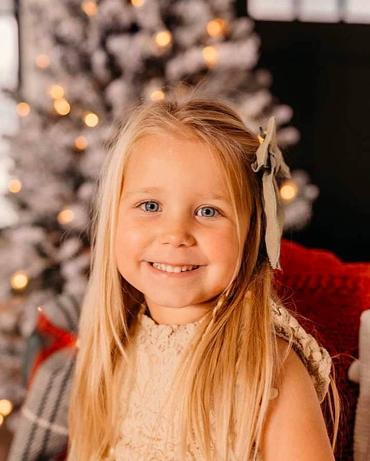 Everlee joined the competition — help win amazing prizes! blond, brown_hair, chin, close_up, event, eye, eyebrow, fashion_accessory, flash_photography, fun, happy, human_body, iris, joy, lip, long_hair, people_in_nature, person, smile, sunlight