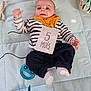 Benoît participe au concours pour gagner de l'argent avec cette photo : 5_months, baby, bib, blue_toy, child, cute, giraffe_toy, hand_raised, indoor, infant, lying_down, playful, plush_toy, quilt, smiling, socks, soft_surface, striped_clothing, toy, young_child