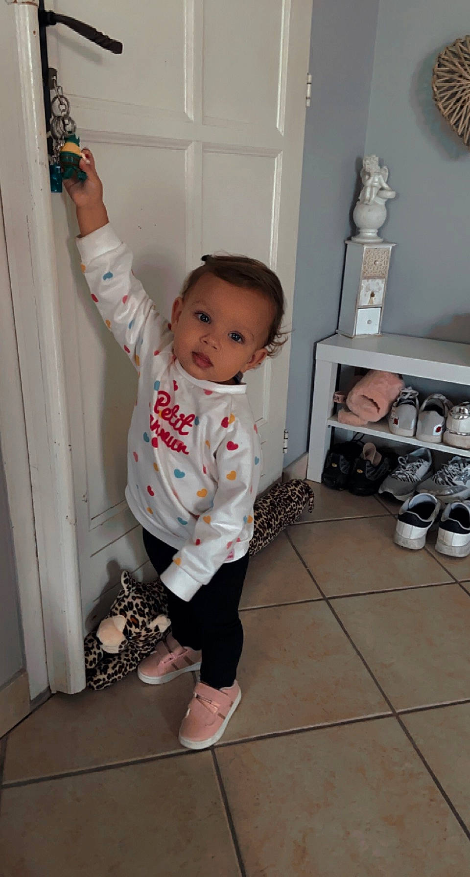 Yeimy participe au concours pour gagner de l'argent avec cette photo : baby_toddler_clothing, child, door, flooring, foot, fun, happy, hardwood, home_appliance, human_leg, mechanical_fan, person, product, room, sandal, sleeve, smile, standing, t_shirt, toddler